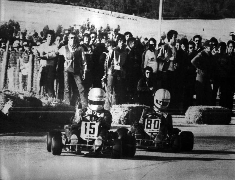 Un giovane Ayrton durante il campionato del mondo di Karting il 23 setttembre del 1979 (con il kart n. 15) davanti all&#39;olandese Peter Koene (Anop/Upi)